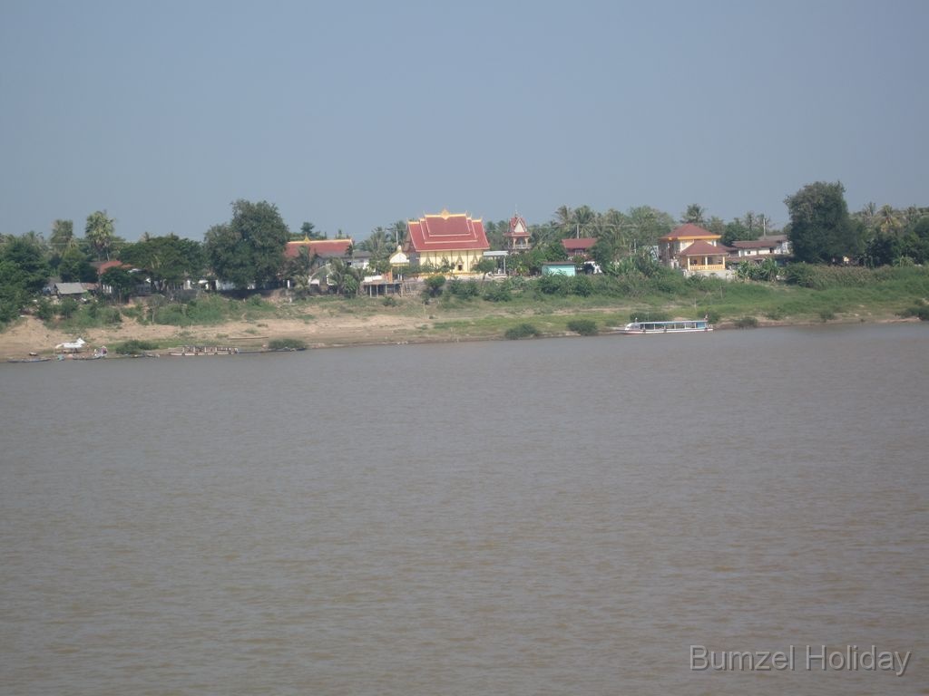IMG_2075.JPG - De andere kant van de rivier is Laos